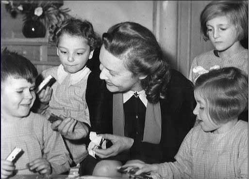 Madeleine Carroll et des enfants de la maison