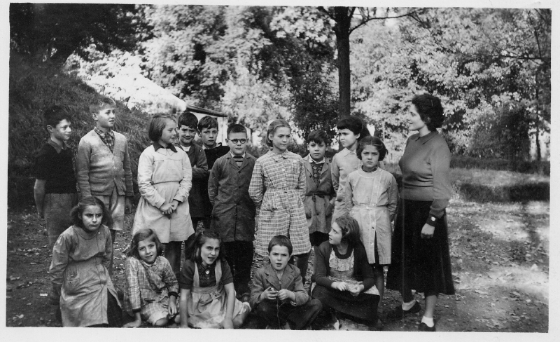 Th&eacute;r&egrave;se Manessi avec les enfants d'une de ses classes