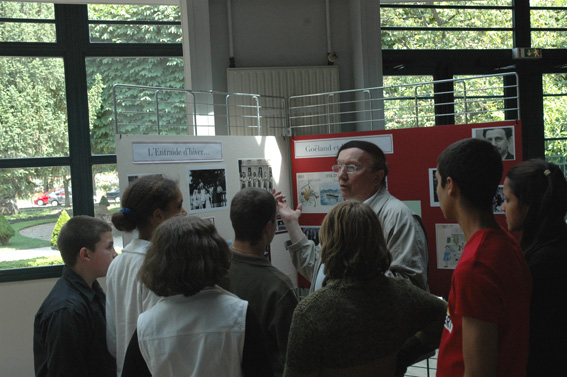 Alain, &agrave; S&egrave;vres en 1945, pr&eacute;sentant l'exposition aux &eacute;l&egrave;ves de 2005.