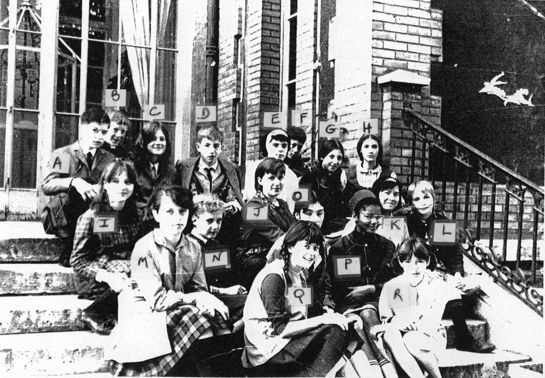 Le cheval blanc au milieu de 35 enfants