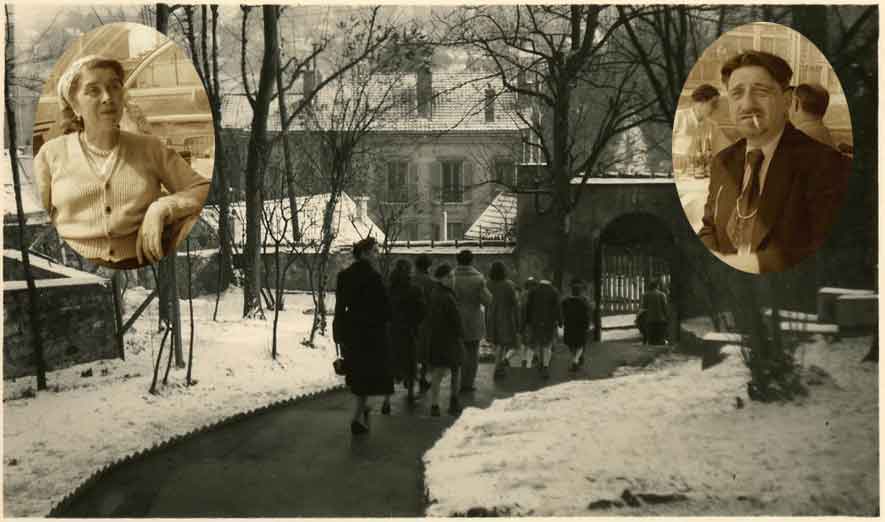 Go&eacute;land et Pingouin en m&eacute;daillon, groupe d'enfants sortant de la maison, en hiver.