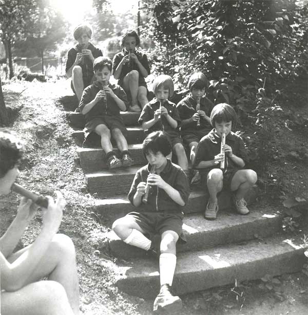 Enfants jouant du pipeau sur les marches de l'escalier - fin des ann�es cinquante