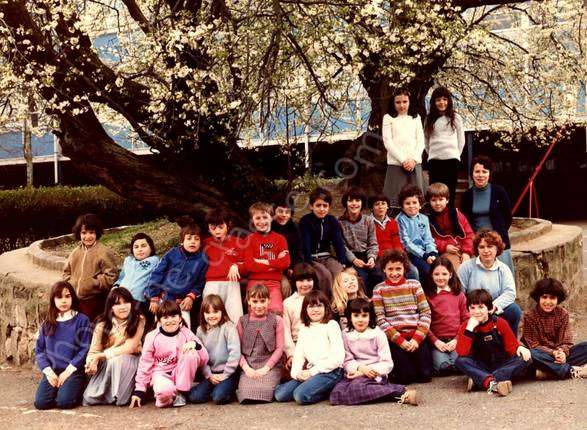 Groupe d'&eacute;l&egrave;ves des ann&eacute;es 80-90 sur la butte de la croix-bosset