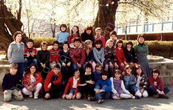 Groupe d'&eacute;l&egrave;ves des ann&eacute;es 80-90 sur la butte de la croix-bosset