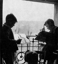 Gar�ons dessinant le paysage d'une fen&ecirc;tre de la maison