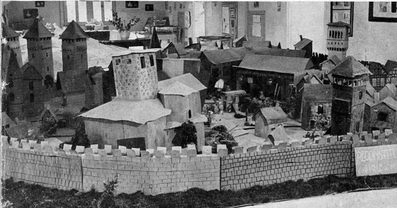 Tr&egrave;s grande maquette d'un village du moyen &acirc;ge